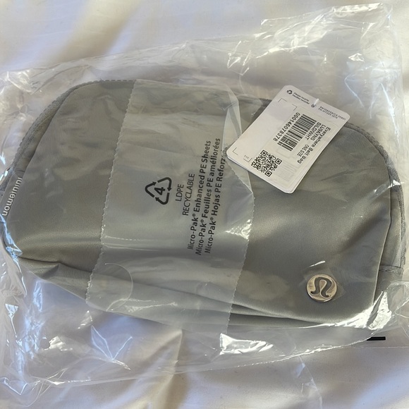 Lululemon Everywhere Belt Bag Silver Drop White Wordmark Crossbody Bag Nwt - Picture 4 of 5